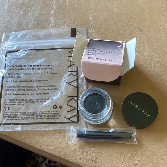❤️NEW❤️Mary Kay Gel Eyeliner with Expandable Brush Applicator - Picture 2 of 5